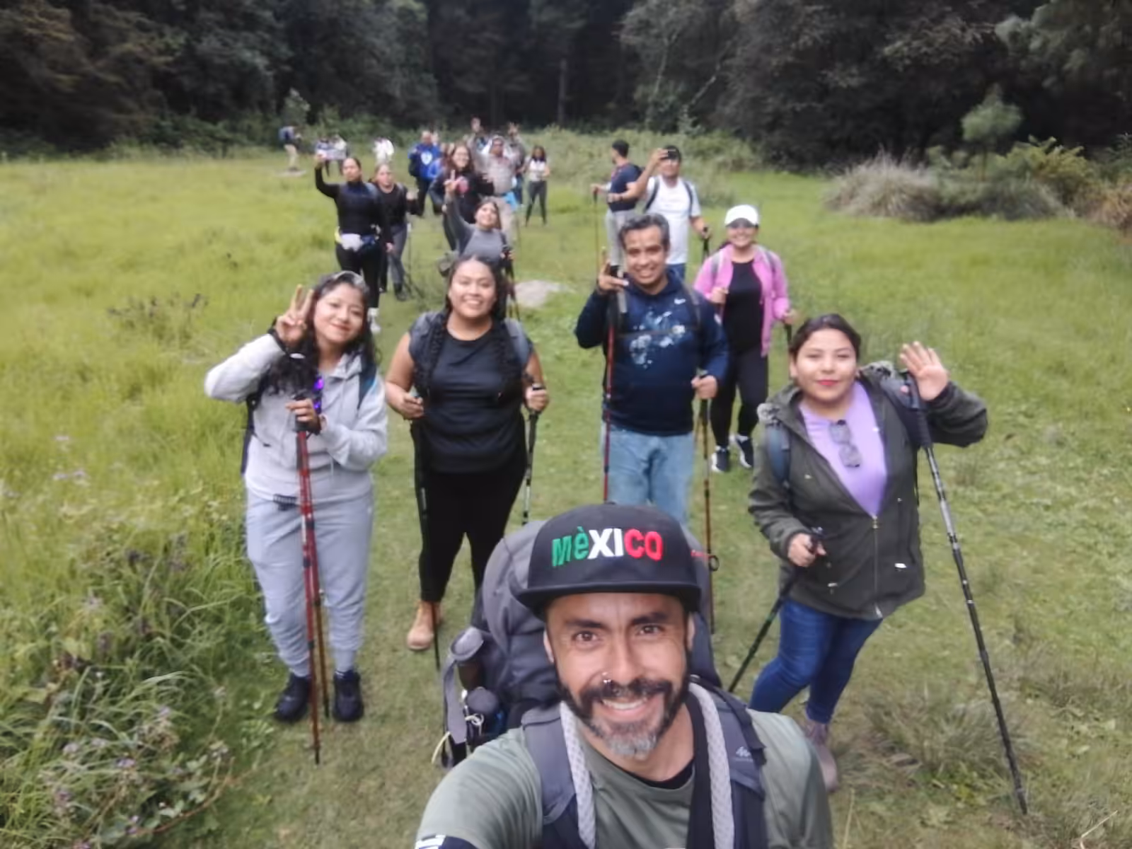 Personas caminando en la naturaleza
