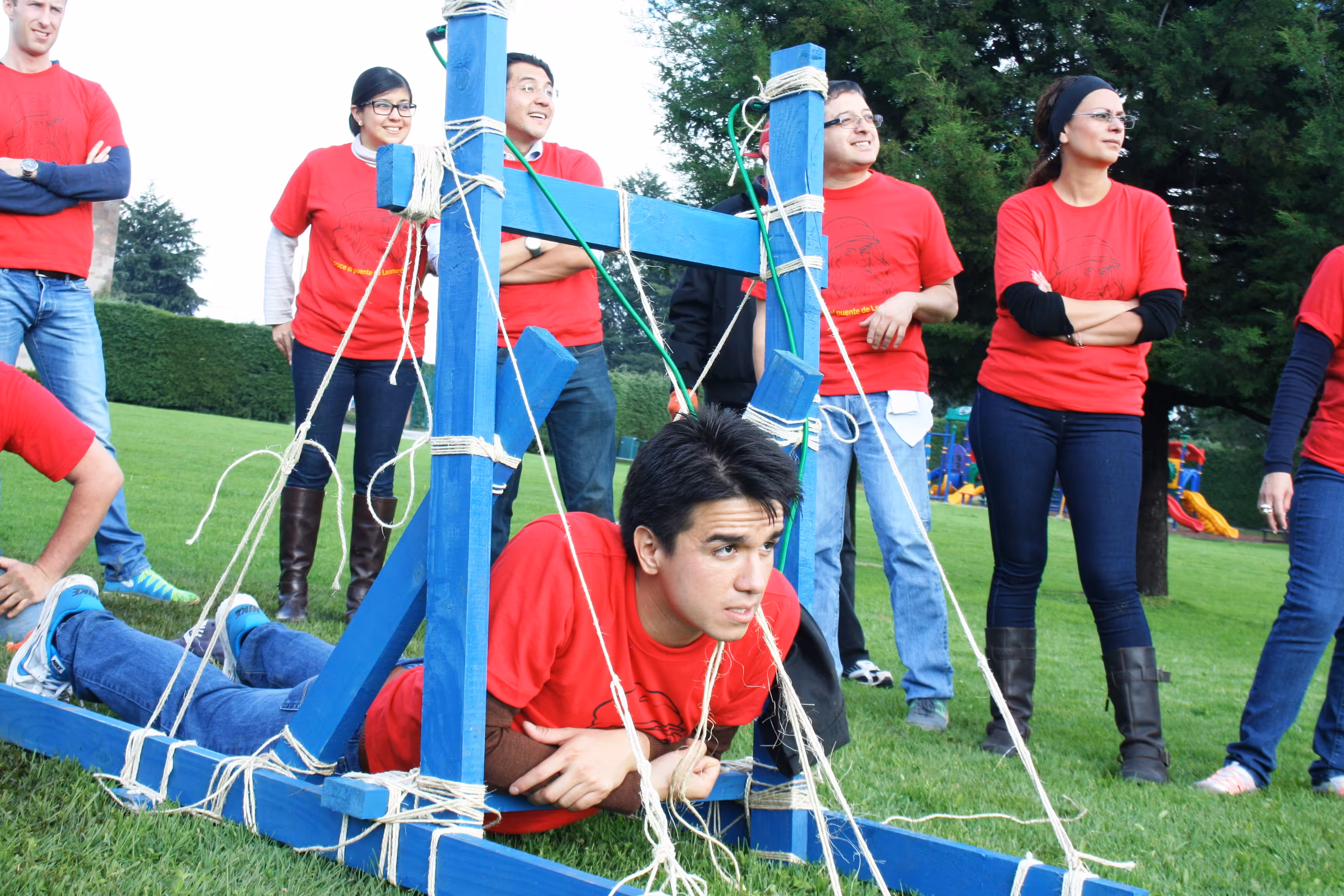 Personas realizando una dinámica de equipo