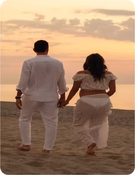 Pareja caminando en la playa