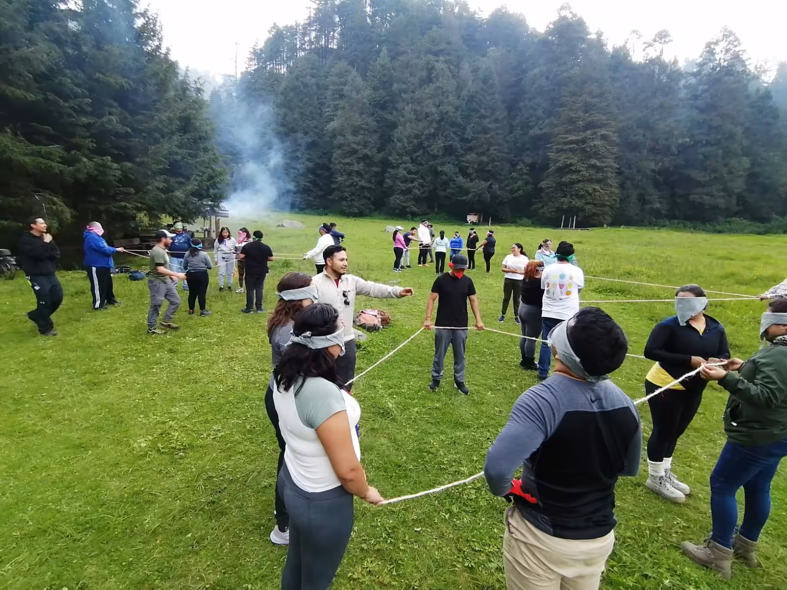 Equipo de trabajo participando en dinámicas vivenciales al aire libre