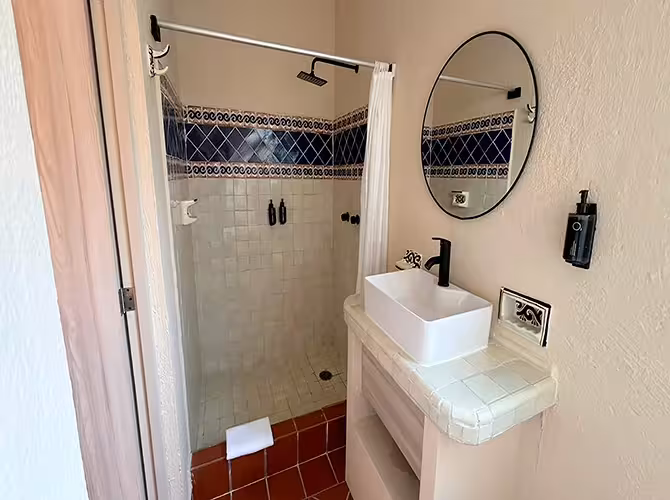 Vista del baño de la habitación