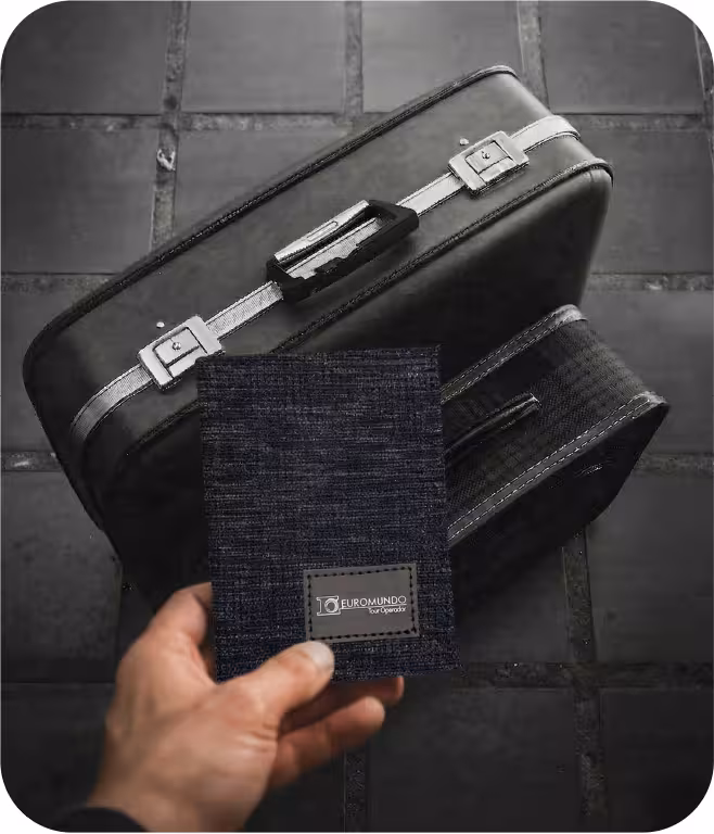 Portapasaporte y maleta